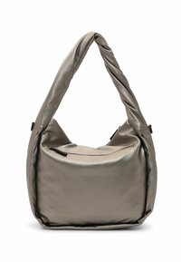 Borsa a spalla grigia metallica con una tracolla attorcigliata, texture morbida, compartimenti con zip e una forma rotonda e strutturata.