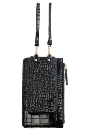 Étui pour téléphone en cuir noir à motif crocodile attaché à un portefeuille assorti avec des fermoirs dorés et une poche latérale zippée, tous deux suspendus par des sangles.