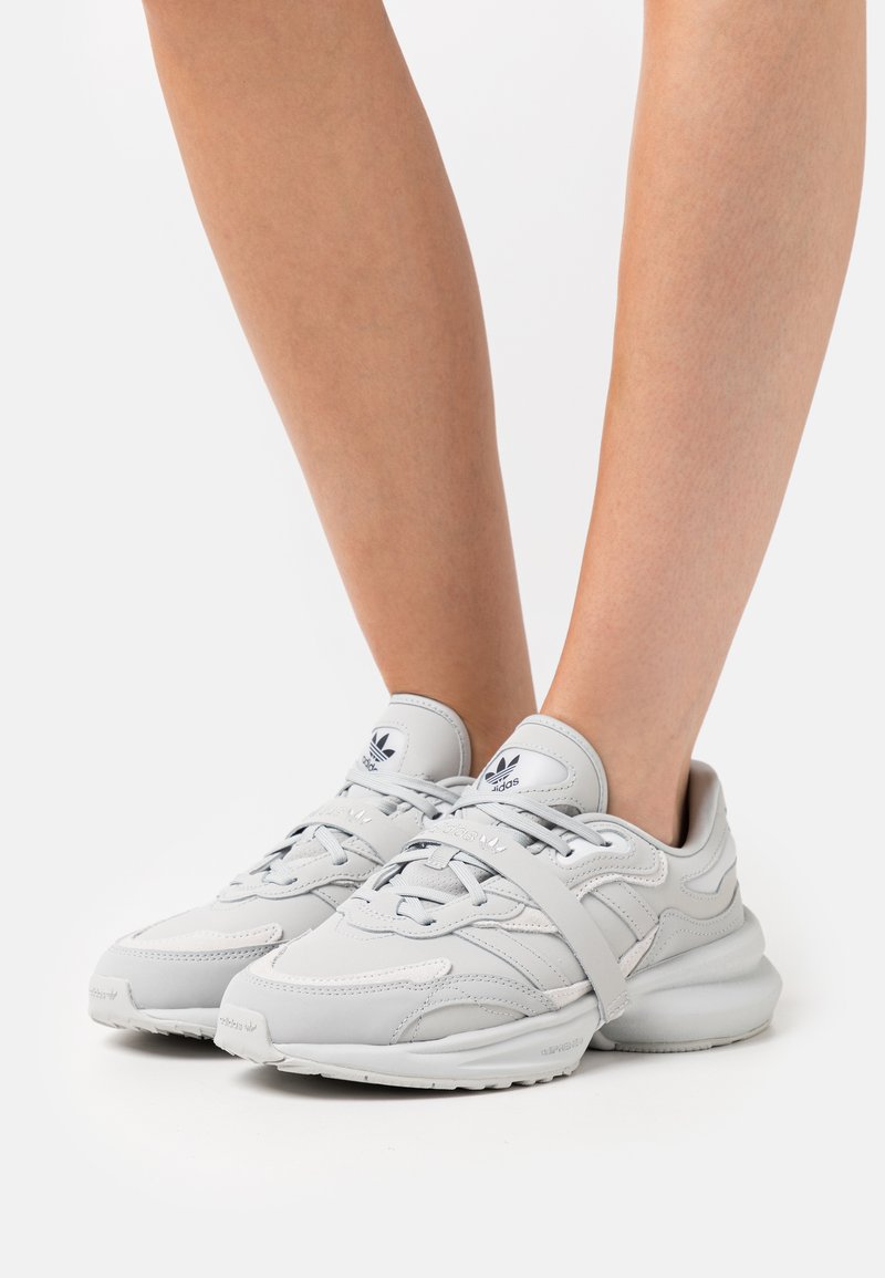 adidas Originals ZENTIC  - Sporta apavi - stone/dash grey/core black