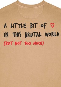 Sweatshirt in cotone beige con testo nero e illustrazione di un cuore rosso, che recita "UN PÒ DI" e "(MA NON TROPPO)."