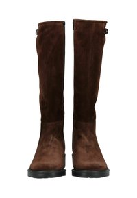 Bottes en suède marron jusqu'au genou avec une texture lisse, semelles en caoutchouc plates, et une fermeture éclair sur le côté ; elles possèdent une petite sangle décorative en haut.