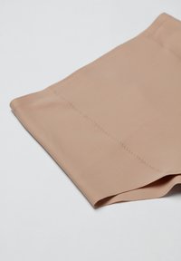 Beige stof met een gladde textuur, met platte naden en een schone, gevouwen rand. Het materiaal lijkt rekbaar en lichtgewicht.