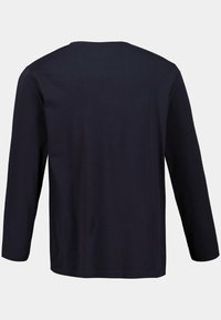 Langarmshirt aus einfarbigem Baumwollstoff in Marineblau mit Rundhalsausschnitt und geradem Saum. Glatte Textur, schlichtes Design und ohne Verzierungen.