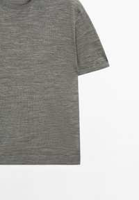 Kortærmet T-shirt lavet af struktureret gråt stof. Rund halsudskæring med forstærket syning. Lige kant og afslappet pasform.
