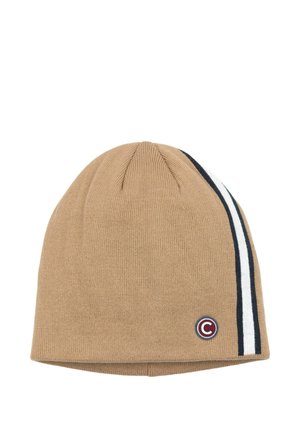 Bonnet en maille couleur fauve, avec des bandes latérales bleu marine et blanches et un petit insigne circulaire marqué d’un C.