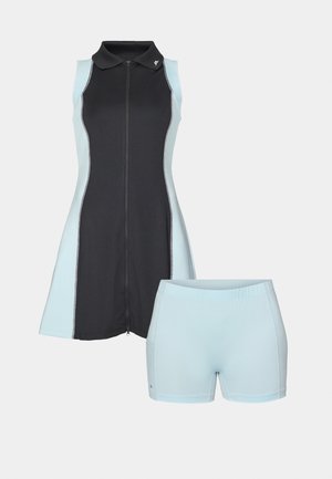 Vestido sem mangas com um corpo preto e detalhes em azul claro, apresentando um decote com colarinho e fecho frontal; combinado com calções azul claro.