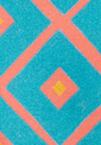 Tessuto turchese con un motivo geometrico di diamanti corallo e quadrati gialli, caratterizzato da una texture morbida e una combinazione di colori contrastante.