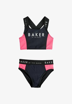 Kahepadriline tüdrukute ujumisriietus musta ja roosa värviga, ülaosas ja vöökohal brändinimetusega "BAKER by Ted Baker", millel on laiad õlapaelad.