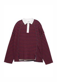 Rot-und-navy gestreiftes Langarmshirt mit weißem Kragen, lockerer Passform und seitlichen Schlitzen. Hergestellt aus weichem Stoff, mit kontrastierenden Nähten.