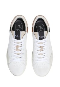 Sneakers bianchi con tomaia in pelle liscia, caratterizzati da accenti beige e marroni, lacci piatti e dettagli per perforazione sulla punta.