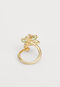 Goldener Ring mit floralem Design, der grüne Edelsteine als Blütenblätter hat. Glatter, runder Ring mit glänzender Oberfläche und markantem zentralem Schmuckstück.