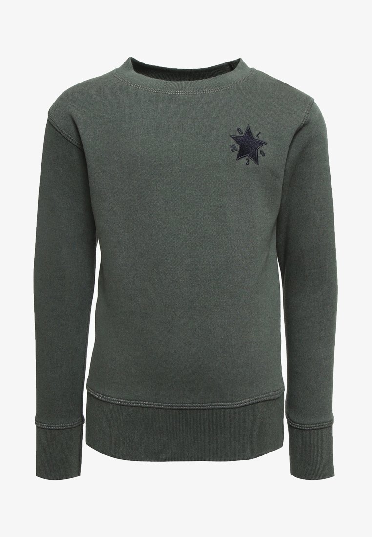 Sweatshirt vert olive à manches longues, col rond, avec un accent brodé en forme d'étoile sur la poitrine. Tissu en mélange coton doux.