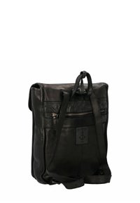 Mochila de cuero negro con correas ajustables, bolsillo con cremallera, detalle acolchado y logotipo de ancla grabado. Forma rectangular compacta.