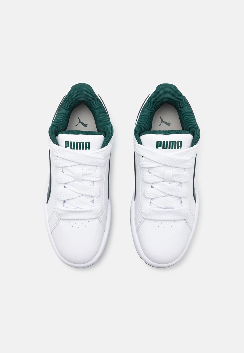 Zapatillas deportivas blancas con un acabado texturizado, con acentos y cordones verdes, y rayas laterales negras. Logo impreso en la lengüeta.