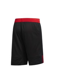 Pantalones cortos deportivos negros con un acabado texturizado, con una cinturilla elástica roja y acentos laterales rojos para un diseño deportivo.