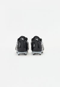 Crampons de football noirs avec une finition brillante, des accents gris et des crampons moulés sur une semelle extérieure bleu clair. Conçus avec une forme élégante et aérodynamique.