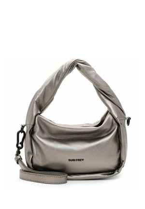Sac à main en métal argenté avec une poignée torsadée, texture de cuir souple et une bandoulière réglable. Présente un logo sur le devant.