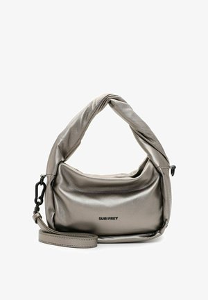 Borsa metallizzata argento con manico intrecciato, texture in pelle morbida e tracolla regolabile. Presenta un logo sulla parte anteriore.