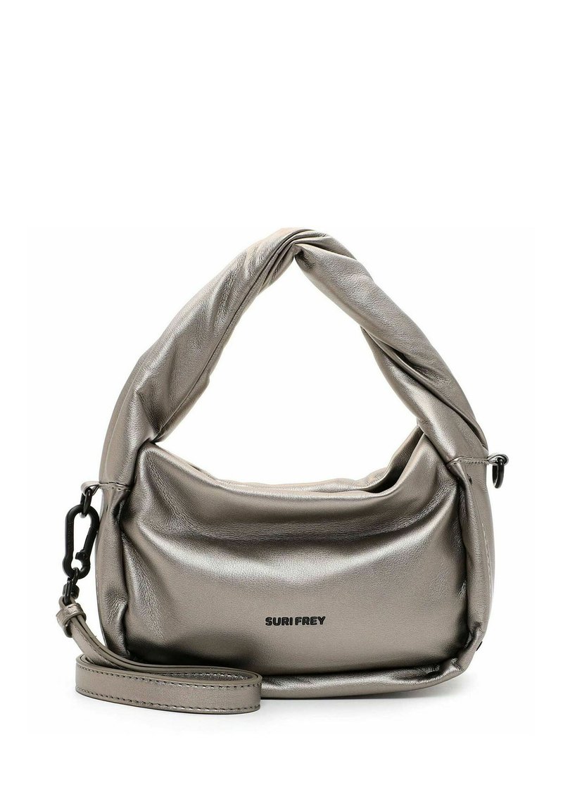 Borsa metallizzata argento con manico intrecciato, texture in pelle morbida e tracolla regolabile. Presenta un logo sulla parte anteriore.