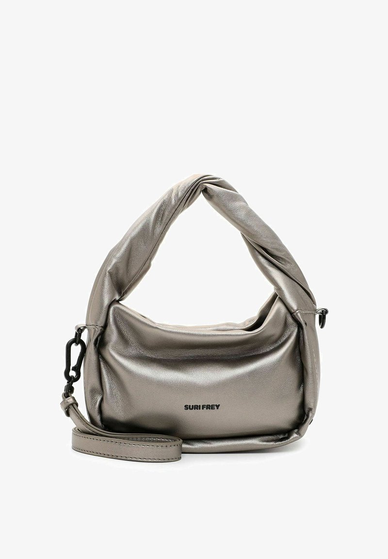 Borsa metallizzata argento con manico intrecciato, texture in pelle morbida e tracolla regolabile. Presenta un logo sulla parte anteriore.