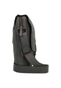Borsa a spalla in pelle grigia con chiusura a zip, tracolla regolabile e accessori in ottone. Presenta un design elegante e una texture liscia.
