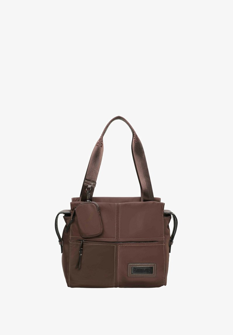 Bolso tote marrón con dos asas anchas, bolsillo con cremallera en la parte frontal, pequeño bolso desmontable y detalles de costura visibles.