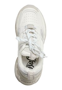 Bílé tenisky s kulatou špičkou, polstrovaným límcem, texturovanými prvky a silnou gumovou podrážkou. Tkaničky a jazyk jsou pečlivě uvázány.