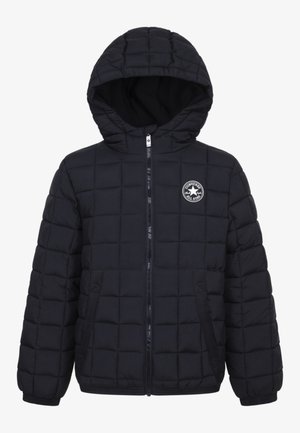 Schwarze gesteppte Kapuzenjacke mit Frontreißverschluss, Seitentaschen und weißem Converse All Star Logo auf der linken Brust.