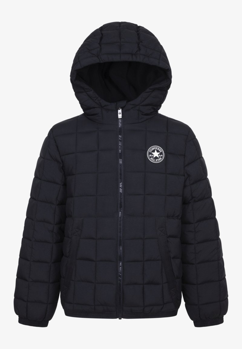 Veste noire matelassée à capuche avec fermeture éclair à l'avant, poches latérales et logo blanc Converse All Star sur le côté gauche de la poitrine.