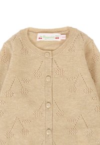 Cardigan per neonati in maglia beige con collo rotondo, piccoli bottoni e un delicato motivo a ciliegie su tutta la stoffa, taglia 12 mesi.