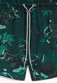 Gröna badbyxor med ett blommönster i nyanser av teal och mörkgrön. Elastisk midja med en silverfärgad dragsko och metalldetaljer.