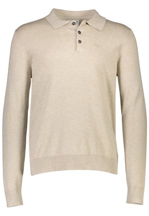 Beżowy sweter polo z długim rękawem, trzema ciemnymi guzikami, ściągaczami na mankietach i u dołu oraz małym haftowanym logo na lewej piersi.