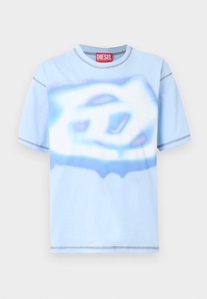 Modro svetlo modra kratka majica s kratkimi rokavi Diesel z abstraktnim belim in modrim grafikonom ter vidnimi šivi na rokavih in robu.