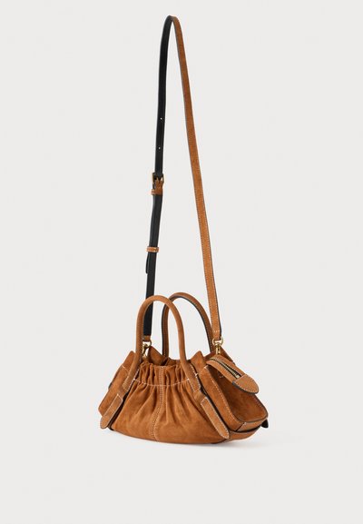 Tunnisnahast käekott kogutud disainiga, tan-nahavärv, kahepoolsed ülemised sangad ja eemaldatav must rihm, millel on küljetasku tõmblukuga.