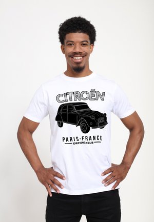 Hvid bomulds-T-shirt med en sort stregtegning af en Citroën bil, med teksten: "CITROËN PARIS-FRANKRIG KØREFORENING" i fed skrift.