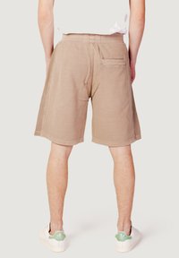 Calvin Klein Jeans MONOLOGO MINERAL DYE J30J322907ACI - Shorts - dark beige