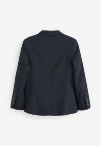 Blazer blu navy con rever a punta, vestibilità sagomata e polsini a tre bottoni. Tessuto morbido, spacco posteriore singolo e silhouette elegante.