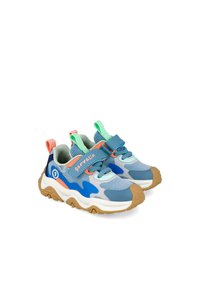 Zapatos deportivos en azul y gris, con una parte superior de malla y suela de goma, acentuados con detalles en naranja y verde, y una correa de velcro.
