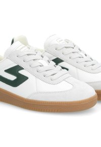 Weiße Sportschuhe mit grünen Akzenten, aus Wildleder und Leder, runde Zehenform, strukturierte Gummisohle, Schnürdesign und gestickte Details.