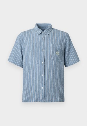 Camisa de manga curta com riscas em azul claro e branco, com um bolso no peito e um detalhe bordado subtil. Feita de um tecido leve.