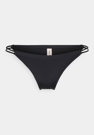 Parte de baixo de biquíni preta feita de tecido liso, com tiras laterais para detalhe de design. Forma simples e minimalista.