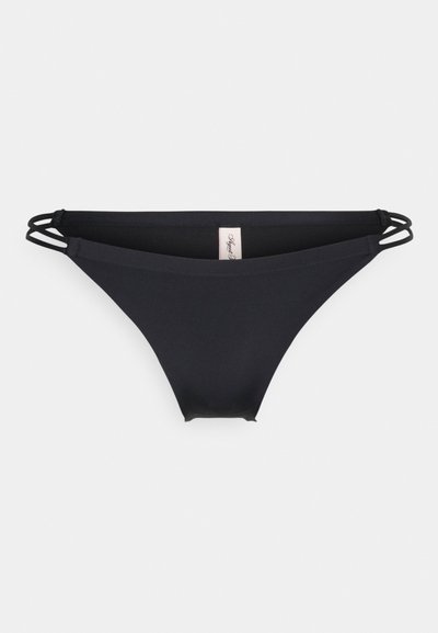 Parte de baixo de biquíni preta feita de tecido liso, com tiras laterais para detalhe de design. Forma simples e minimalista.