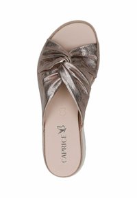 Sandale à glissière en rose doré métallisé avec des brides avant torsadées, texture lisse, semelle intérieure rembourrée et semelle extérieure de couleur claire. Logo de la marque visible.