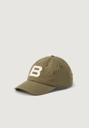 Gorra de béisbol verde oliva con visera curvada y una gran letra "B" blanca bordada en el panel frontal.