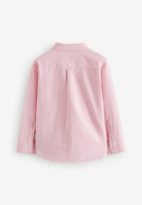 Camicia a maniche lunghe rosa chiaro con piega posteriore, polsini abbottonati e colletto classico. Tessuto morbido con una texture liscia.