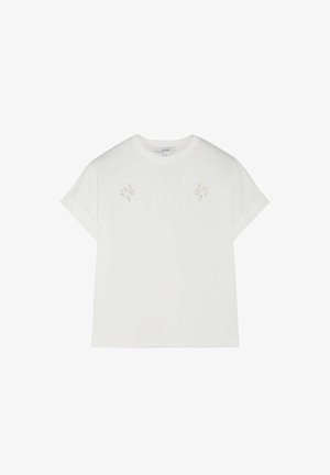 Camiseta blanca de manga corta con cuello redondo, con sutiles diseños florales en relieve y el nombre de la marca "Scalpers" en el pecho.