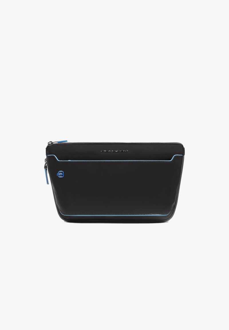 Bolsa de cuero negro con cremallera, con detalles azules y logo, textura lisa, forma rectangular, diseño elegante y minimalista.