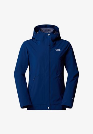 Veste imperméable bleue avec capuche, poches zippées et un petit logo sur le côté gauche. Texture lisse et design ajusté.