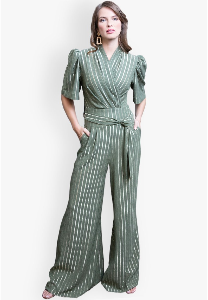 Grüner gestreifter Jumpsuit mit Wickeldesign, kurzen Puffärmeln, tailliertem Gürtel und weitem Hosenbein. Verfügt über einen strukturierten Stoff mit Glanz.