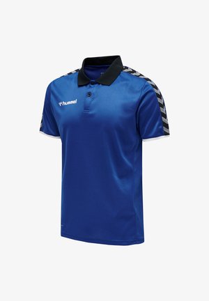 Blå polo shirt med sort krave og grå chevron-detaljer på skuldrene, lavet af et glat, fugttransporterende materiale.